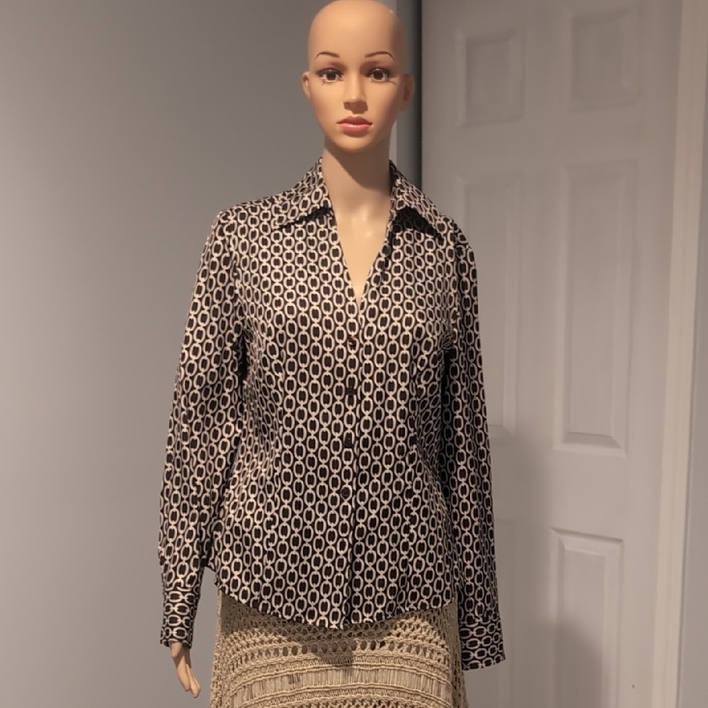 Ann Taylor Black and White Fitted Blouse with Notched Collar